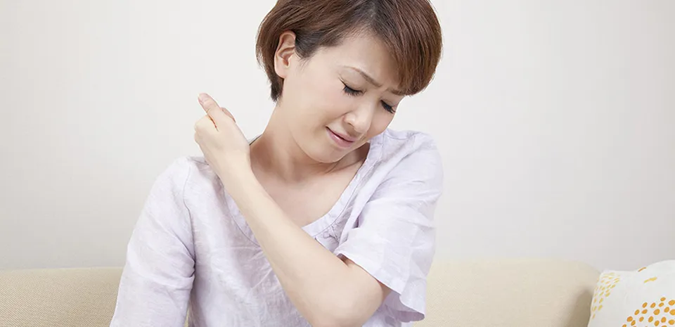 women experiencing neck pain